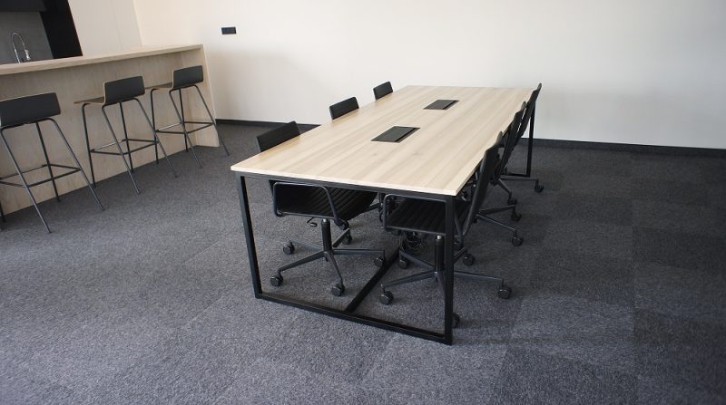 Esstisch, Tisch mit Metallgestell, Industrial, Tisch, Holztisch, Lofttisch, Holz, massiv Holz, Eichenholz, Holzplatte, Tischplatte, Massmöbel, luxus möbel, moderne möbel, designermöbel, design möbel online shop, edle möbel, exklusive büromöbel, Exklusive Möbel, Echtholz, Echtholzmöbel, echtes Holz, Massivholz