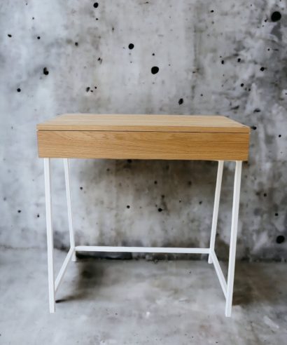 Schreibtisch mit Schublade, holz Möbel, Möbel vollholz, Möbel holz massiv, Möbel Massivholz, Holzmöbel, Möbel aus Holz, Möbel echtholz, Möbel aus Holz, luxus Möbel, moderne Möbel, designermöbel, design möbel online shop, edle Möbel, Exklusive Möbel, Skandinavisch, Massmöbel, Industrial, Loft, Holz, massiv Holz, Eichenholz, Holzplatte, Exklusive Möbel, Waschtisch, Massivholz, Echtholz, Echtholzmöbel, Schreibtisch mit Schubladen, Schreibtisch mit Metallgestell, skandinavisch Design, skandinavisch Schreibtisch, Schreibtisch aus Holz