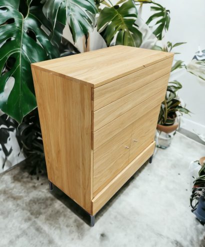 Kommode aus Holz, Kommode aus Eiche, Schrank aus Holz, Sideboard, Lowboard, holz Möbel, Möbel vollholz, Möbel holz massiv, Möbel Massivholz, Holzmöbel, Möbel aus Holz, Möbel echtholz, Möbel aus Holz, luxus Möbel, moderne Möbel, designermöbel, design möbel online shop, edle Möbel, Exklusive Möbel, Skandinavisch, Massmöbel, Industrial, Loft, Holz, massiv Holz, Eichenholz, Holzplatte, Exklusive Möbel, Massivholz, Echtholz, Echtholzmöbel, Mid-Century, Kommode, Kommode aus Holz, skandinavisch Design