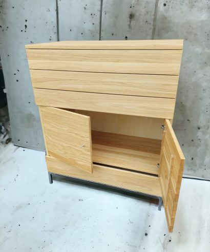 Kommode aus Holz, Kommode aus Eiche, Schrank aus Holz, Sideboard, Lowboard, holz Möbel, Möbel vollholz, Möbel holz massiv, Möbel Massivholz, Holzmöbel, Möbel aus Holz, Möbel echtholz, Möbel aus Holz, luxus Möbel, moderne Möbel, designermöbel, design möbel online shop, edle Möbel, Exklusive Möbel, Skandinavisch, Massmöbel, Industrial, Loft, Holz, massiv Holz, Eichenholz, Holzplatte, Exklusive Möbel, Massivholz, Echtholz, Echtholzmöbel, Mid-Century, Kommode, Kommode aus Holz, skandinavisch Design