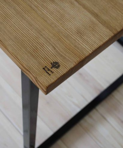 Schreibtisch aus Massivholz, Schreibtisch mit Schublade, holz Möbel, Möbel vollholz, Möbel holz massiv, Möbel Massivholz, Holzmöbel, Möbel aus Holz, Möbel echtholz, Möbel aus Holz, luxus Möbel, moderne Möbel, designermöbel, design möbel online shop, edle Möbel, Exklusive Möbel, Skandinavisch, Massmöbel, Industrial, Loft, Holz, massiv Holz, Eichenholz, Holzplatte, Exklusive Möbel, Waschtisch, Massivholz, Echtholz, Echtholzmöbel, Schreibtisch mit Schubladen, Schreibtisch mit Metallgestell, skandinavisch Design, skandinavisch Schreibtisch, Schreibtisch aus Holz