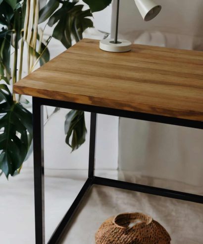Schreibtisch aus Massivholz, Schreibtisch mit Schublade, holz Möbel, Möbel vollholz, Möbel holz massiv, Möbel Massivholz, Holzmöbel, Möbel aus Holz, Möbel echtholz, Möbel aus Holz, luxus Möbel, moderne Möbel, designermöbel, design möbel online shop, edle Möbel, Exklusive Möbel, Skandinavisch, Massmöbel, Industrial, Loft, Holz, massiv Holz, Eichenholz, Holzplatte, Exklusive Möbel, Waschtisch, Massivholz, Echtholz, Echtholzmöbel, Schreibtisch mit Schubladen, Schreibtisch mit Metallgestell, skandinavisch Design, skandinavisch Schreibtisch, Schreibtisch aus Holz