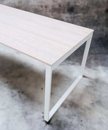 Esstisch, Tisch mit Metallgestell, Industrial, Tisch, Holztisch, Lofttisch, Holz, massiv Holz, Eichenholz, Holzplatte, Tischplatte, Massmöbel, luxus möbel, moderne möbel, designermöbel, design möbel online shop, edle möbel, exklusive büromöbel, Exklusive Möbel, Echtholz, Echtholzmöbel, echtes Holz, Massivholz