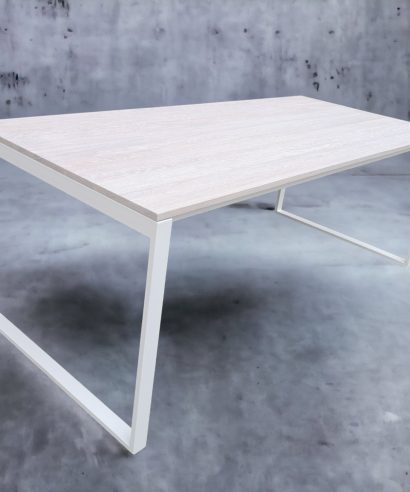 Esstisch, Tisch mit Metallgestell, Industrial, Tisch, Holztisch, Lofttisch, Holz, massiv Holz, Eichenholz, Holzplatte, Tischplatte, Massmöbel, luxus möbel, moderne möbel, designermöbel, design möbel online shop, edle möbel, exklusive büromöbel, Exklusive Möbel, Echtholz, Echtholzmöbel, echtes Holz, Massivholz