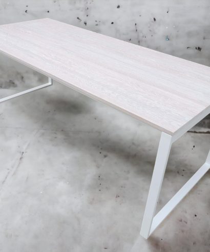 Esstisch, Tisch mit Metallgestell, Industrial, Tisch, Holztisch, Lofttisch, Holz, massiv Holz, Eichenholz, Holzplatte, Tischplatte, Massmöbel, luxus möbel, moderne möbel, designermöbel, design möbel online shop, edle möbel, exklusive büromöbel, Exklusive Möbel, Echtholz, Echtholzmöbel, echtes Holz, Massivholz