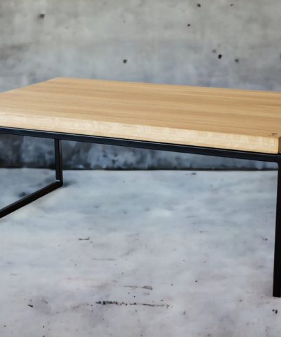 Kaffeetisch, Couchtisch, Beistelltisch, Industrial, Lofttisch, Holz, massiv Holz, Eichenholz, Holzplatte, Tischplatte, Massmöbel, luxus möbel, moderne möbel, designermöbel, design möbel online shop, edle möbel, exklusive büromöbel, Exklusive Möbel, Echtholz, Echtholzmöbel, echtes Holz, Massivholz, Couchtisch mit Metallgestell, skandinavisch Design