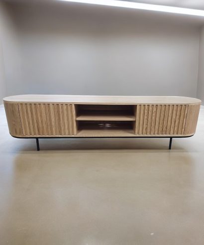 Lamellen, Massivholzmöbel vom Schreiner, Lowboard aus Eichenholz, TV-Schrank, Sideboard, Lowboard, holz Möbel, Möbel vollholz, Möbel holz massiv, Möbel Massivholz, Holzmöbel, Möbel aus Holz, Möbel echtholz, Möbel aus Holz, luxus Möbel, moderne Möbel, designermöbel, design möbel online shop, edle Möbel, Exklusive Möbel, Massmöbel, Industrial, Loft, Holz, massiv Holz, Eichenholz, Holzplatte, Exklusive Möbel, Massivholz, Echtholz, Echtholzmöbel, Mid-Century Möbel, Mid-Century Eiche, luxus möbel, moderne möbel, designermöbel, design möbel online shop, edle möbel, exklusive Medien-Möbel, Exklusive Möbel, Skandinavisch, Massmöbel, echtes Holz, Echtholz, Echtholzmöbel, Lowboard aus Eiche, Massivholzmöbel vom Schreiner, Maßmöbel vom Schreiner, TV-Schrank vom Schreiner, Lowboard vom Schreiner, boho, mid century, skandinavisch, Designer-Nachttisch, Mid-Century, Mid-Century Modern Lowboard, Mid-Century Modern TV-Schrank, Mid-Century Modern, Mid-Century Modern Kommode, Massivholzmöbel nach Maß vom Schreiner