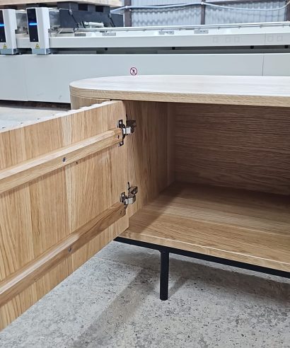 Lamellen, Massivholzmöbel vom Schreiner, Lowboard aus Eichenholz, TV-Schrank, Sideboard, Lowboard, holz Möbel, Möbel vollholz, Möbel holz massiv, Möbel Massivholz, Holzmöbel, Möbel aus Holz, Möbel echtholz, Möbel aus Holz, luxus Möbel, moderne Möbel, designermöbel, design möbel online shop, edle Möbel, Exklusive Möbel, Massmöbel, Industrial, Loft, Holz, massiv Holz, Eichenholz, Holzplatte, Exklusive Möbel, Massivholz, Echtholz, Echtholzmöbel, Mid-Century Möbel, Mid-Century Eiche, luxus möbel, moderne möbel, designermöbel, design möbel online shop, edle möbel, exklusive Medien-Möbel, Exklusive Möbel, Skandinavisch, Massmöbel, echtes Holz, Echtholz, Echtholzmöbel, Lowboard aus Eiche, Massivholzmöbel vom Schreiner, Maßmöbel vom Schreiner, TV-Schrank vom Schreiner, Lowboard vom Schreiner, boho, mid century, skandinavisch, Designer-Nachttisch, Mid-Century, Mid-Century Modern Lowboard, Mid-Century Modern TV-Schrank, Mid-Century Modern, Mid-Century Modern Kommode, Massivholzmöbel nach Maß vom Schreiner