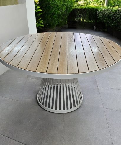 Gartentisch aus Massivholz, Gartentisch aus Eiche, Gartentisch aus Echtholz, Gartentisch aus Holz und Stahl, Gartentisch Latten, Gartentisch mit Rillen, Gartentisch Lamellen