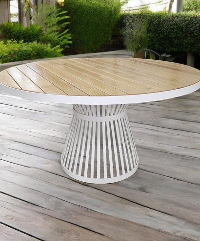 Gartentisch aus Massivholz, Gartentisch aus Eiche, Gartentisch aus Echtholz, Gartentisch aus Holz und Stahl, Gartentisch Latten, Gartentisch mit Rillen, Gartentisch Lamellen