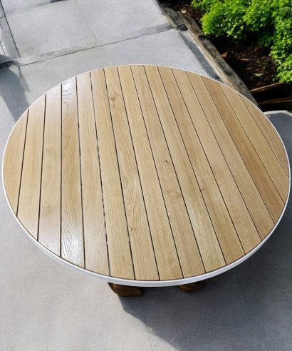 Gartentisch aus Massivholz, Gartentisch aus Eiche, Gartentisch aus Echtholz, Gartentisch aus Holz und Stahl, Gartentisch Latten, Gartentisch mit Rillen, Gartentisch Lamellen