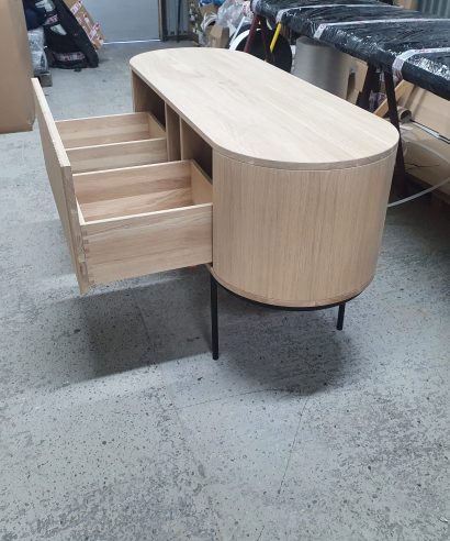 Waschtisch aus Holz, Waschtischschrank aus Eiche, Massivholzmöbel vom Schreiner, glamour, Boho, modern, Art Deco, echtes Holz, skandinavisch Design, Holz, massiv Holz, Eichenholz, Massmöbel, luxus möbel, moderne möbel, designermöbel, design möbel online shop, edle möbel, Exklusive Möbel, Echtholz, Echtholzmöbel, Waschtischunterschrank aus Eiche, Geriffelte Tür, Schrank mit abgerundeten Seiten, gebogene Seitenm, Badezimmerschrank mit geschwungenen Seiten, geriffelter Badezimmerschrank