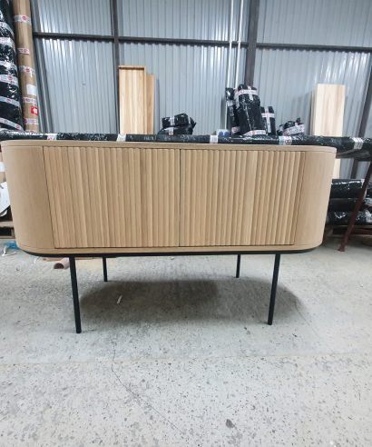 Waschtisch aus Holz, Waschtischschrank aus Eiche, Massivholzmöbel vom Schreiner, glamour, Boho, modern, Art Deco, echtes Holz, skandinavisch Design, Holz, massiv Holz, Eichenholz, Massmöbel, luxus möbel, moderne möbel, designermöbel, design möbel online shop, edle möbel, Exklusive Möbel, Echtholz, Echtholzmöbel, Waschtischunterschrank aus Eiche, Geriffelte Tür, Schrank mit abgerundeten Seiten, gebogene Seitenm, Badezimmerschrank mit geschwungenen Seiten, geriffelter Badezimmerschrank