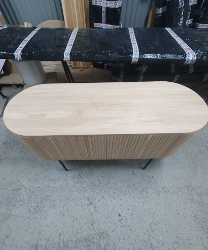 Waschtisch aus Holz, Waschtischschrank aus Eiche, Massivholzmöbel vom Schreiner, glamour, Boho, modern, Art Deco, echtes Holz, skandinavisch Design, Holz, massiv Holz, Eichenholz, Massmöbel, luxus möbel, moderne möbel, designermöbel, design möbel online shop, edle möbel, Exklusive Möbel, Echtholz, Echtholzmöbel, Waschtischunterschrank aus Eiche, Geriffelte Tür, Schrank mit abgerundeten Seiten, gebogene Seitenm, Badezimmerschrank mit geschwungenen Seiten, geriffelter Badezimmerschrank