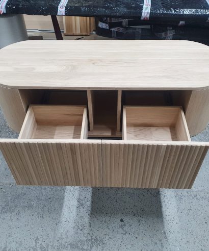 Waschtisch aus Holz, Waschtischschrank aus Eiche, Massivholzmöbel vom Schreiner, glamour, Boho, modern, Art Deco, echtes Holz, skandinavisch Design, Holz, massiv Holz, Eichenholz, Massmöbel, luxus möbel, moderne möbel, designermöbel, design möbel online shop, edle möbel, Exklusive Möbel, Echtholz, Echtholzmöbel, Waschtischunterschrank aus Eiche, Geriffelte Tür, Schrank mit abgerundeten Seiten, gebogene Seitenm, Badezimmerschrank mit geschwungenen Seiten, geriffelter Badezimmerschrank