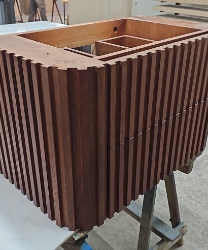 Hängend Waschtisch Waschtisch aus Holz, Waschtischschrank aus Eiche, Massivholzmöbel vom Schreiner, glamour, Boho, modern, Art Deco, echtes Holz, skandinavisch Design, Holz, massiv Holz, Eichenholz, Massmöbel, luxus möbel, moderne möbel, designermöbel, design möbel online shop, edle möbel, Exklusive Möbel, Echtholz, Echtholzmöbel, Waschtischunterschrank aus Eiche, Geriffelte Tür, Schrank mit abgerundeten Seiten, gebogene Seitenm, Badezimmerschrank mit geschwungenen Seiten, geriffelter Badezimmerschrank