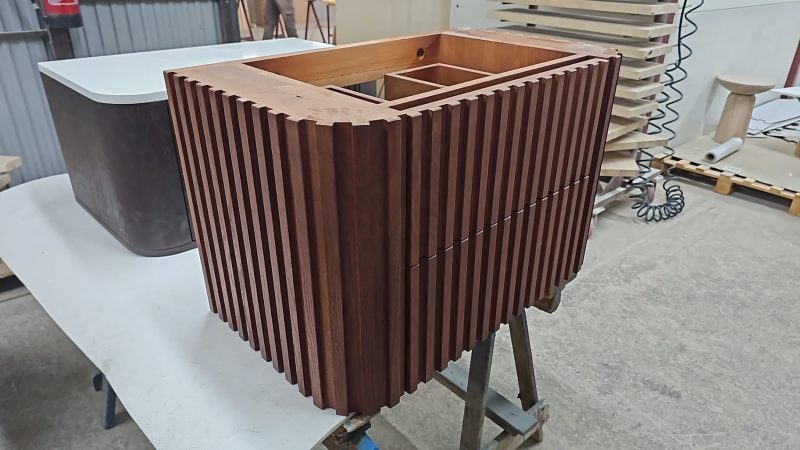 Hängend Waschtisch Waschtisch aus Holz, Waschtischschrank aus Eiche, Massivholzmöbel vom Schreiner, glamour, Boho, modern, Art Deco, echtes Holz, skandinavisch Design, Holz, massiv Holz, Eichenholz, Massmöbel, luxus möbel, moderne möbel, designermöbel, design möbel online shop, edle möbel, Exklusive Möbel, Echtholz, Echtholzmöbel, Waschtischunterschrank aus Eiche, Geriffelte Tür, Schrank mit abgerundeten Seiten, gebogene Seitenm, Badezimmerschrank mit geschwungenen Seiten, geriffelter Badezimmerschrank