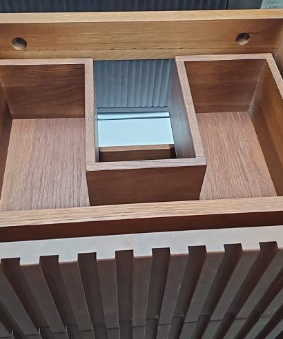 Hängend Waschtisch Waschtisch aus Holz, Waschtischschrank aus Eiche, Massivholzmöbel vom Schreiner, glamour, Boho, modern, Art Deco, echtes Holz, skandinavisch Design, Holz, massiv Holz, Eichenholz, Massmöbel, luxus möbel, moderne möbel, designermöbel, design möbel online shop, edle möbel, Exklusive Möbel, Echtholz, Echtholzmöbel, Waschtischunterschrank aus Eiche, Geriffelte Tür, Schrank mit abgerundeten Seiten, gebogene Seitenm, Badezimmerschrank mit geschwungenen Seiten, geriffelter Badezimmerschrank