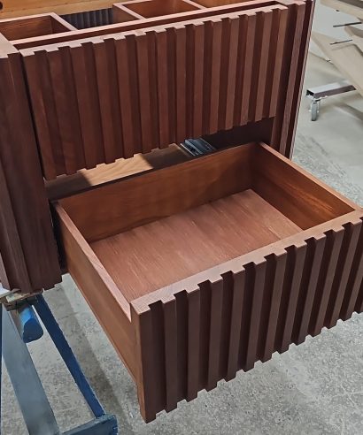 Hängend Waschtisch Waschtisch aus Holz, Waschtischschrank aus Eiche, Massivholzmöbel vom Schreiner, glamour, Boho, modern, Art Deco, echtes Holz, skandinavisch Design, Holz, massiv Holz, Eichenholz, Massmöbel, luxus möbel, moderne möbel, designermöbel, design möbel online shop, edle möbel, Exklusive Möbel, Echtholz, Echtholzmöbel, Waschtischunterschrank aus Eiche, Geriffelte Tür, Schrank mit abgerundeten Seiten, gebogene Seitenm, Badezimmerschrank mit geschwungenen Seiten, geriffelter Badezimmerschrank