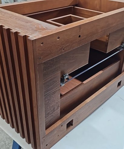 Hängend Waschtisch Waschtisch aus Holz, Waschtischschrank aus Eiche, Massivholzmöbel vom Schreiner, glamour, Boho, modern, Art Deco, echtes Holz, skandinavisch Design, Holz, massiv Holz, Eichenholz, Massmöbel, luxus möbel, moderne möbel, designermöbel, design möbel online shop, edle möbel, Exklusive Möbel, Echtholz, Echtholzmöbel, Waschtischunterschrank aus Eiche, Geriffelte Tür, Schrank mit abgerundeten Seiten, gebogene Seitenm, Badezimmerschrank mit geschwungenen Seiten, geriffelter Badezimmerschrank