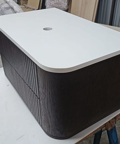 geriffelte Schubladen, geriffelte Fronten, Lamellenfronten, Badezimmerschrank mit Lamellen, Badezimmerschrank aus Konglomerat, Badezimmerschrank aus Stein und Holz, Hängend Waschtisch Waschtisch aus Holz, Waschtischschrank aus Eiche, Massivholzmöbel vom Schreiner, glamour, Boho, modern, Art Deco, echtes Holz, skandinavisch Design, Holz, massiv Holz, Eichenholz, Massmöbel, luxus möbel, moderne möbel, designermöbel, design möbel online shop, edle möbel, Exklusive Möbel, Echtholz, Echtholzmöbel, Waschtischunterschrank aus Eiche, Geriffelte Tür, Schrank mit abgerundeten Seiten, gebogene Seitenm, Badezimmerschrank mit geschwungenen Seiten, geriffelter Badezimmerschrank