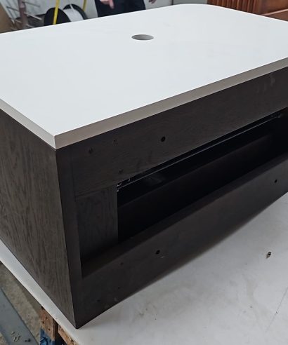 geriffelte Schubladen, geriffelte Fronten, Lamellenfronten, Badezimmerschrank mit Lamellen, Badezimmerschrank aus Konglomerat, Badezimmerschrank aus Stein und Holz, Hängend Waschtisch Waschtisch aus Holz, Waschtischschrank aus Eiche, Massivholzmöbel vom Schreiner, glamour, Boho, modern, Art Deco, echtes Holz, skandinavisch Design, Holz, massiv Holz, Eichenholz, Massmöbel, luxus möbel, moderne möbel, designermöbel, design möbel online shop, edle möbel, Exklusive Möbel, Echtholz, Echtholzmöbel, Waschtischunterschrank aus Eiche, Geriffelte Tür, Schrank mit abgerundeten Seiten, gebogene Seitenm, Badezimmerschrank mit geschwungenen Seiten, geriffelter Badezimmerschrank