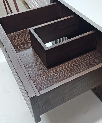 geriffelte Schubladen, geriffelte Fronten, Lamellenfronten, Badezimmerschrank mit Lamellen, Badezimmerschrank aus Konglomerat, Badezimmerschrank aus Stein und Holz, Hängend Waschtisch Waschtisch aus Holz, Waschtischschrank aus Eiche, Massivholzmöbel vom Schreiner, glamour, Boho, modern, Art Deco, echtes Holz, skandinavisch Design, Holz, massiv Holz, Eichenholz, Massmöbel, luxus möbel, moderne möbel, designermöbel, design möbel online shop, edle möbel, Exklusive Möbel, Echtholz, Echtholzmöbel, Waschtischunterschrank aus Eiche, Geriffelte Tür, Schrank mit abgerundeten Seiten, gebogene Seitenm, Badezimmerschrank mit geschwungenen Seiten, geriffelter Badezimmerschrank