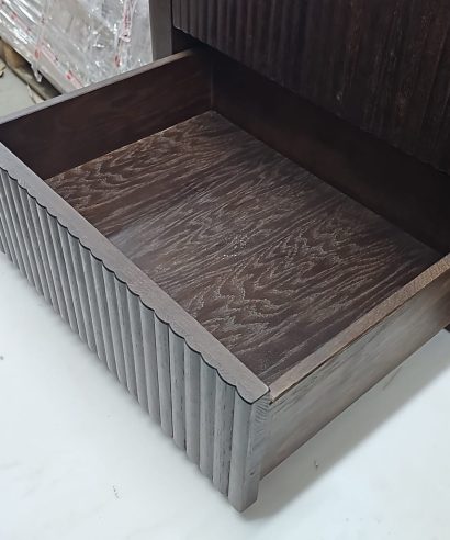 geriffelte Schubladen, geriffelte Fronten, Lamellenfronten, Badezimmerschrank mit Lamellen, Badezimmerschrank aus Konglomerat, Badezimmerschrank aus Stein und Holz, Hängend Waschtisch Waschtisch aus Holz, Waschtischschrank aus Eiche, Massivholzmöbel vom Schreiner, glamour, Boho, modern, Art Deco, echtes Holz, skandinavisch Design, Holz, massiv Holz, Eichenholz, Massmöbel, luxus möbel, moderne möbel, designermöbel, design möbel online shop, edle möbel, Exklusive Möbel, Echtholz, Echtholzmöbel, Waschtischunterschrank aus Eiche, Geriffelte Tür, Schrank mit abgerundeten Seiten, gebogene Seitenm, Badezimmerschrank mit geschwungenen Seiten, geriffelter Badezimmerschrank