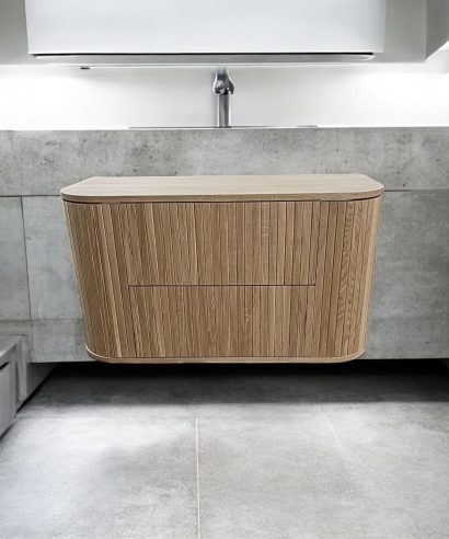 Hängend Waschtisch Waschtisch aus Holz, Waschtischschrank aus Eiche, Massivholzmöbel vom Schreiner, glamour, Boho, modern, Art Deco, echtes Holz, skandinavisch Design, Holz, massiv Holz, Eichenholz, Massmöbel, luxus möbel, moderne möbel, designermöbel, design möbel online shop, edle möbel, Exklusive Möbel, Echtholz, Echtholzmöbel, Waschtischunterschrank aus Eiche, Geriffelte Tür, Schrank mit abgerundeten Seiten, gebogene Seitenm, Badezimmerschrank mit geschwungenen Seiten, geriffelter Badezimmerschrank