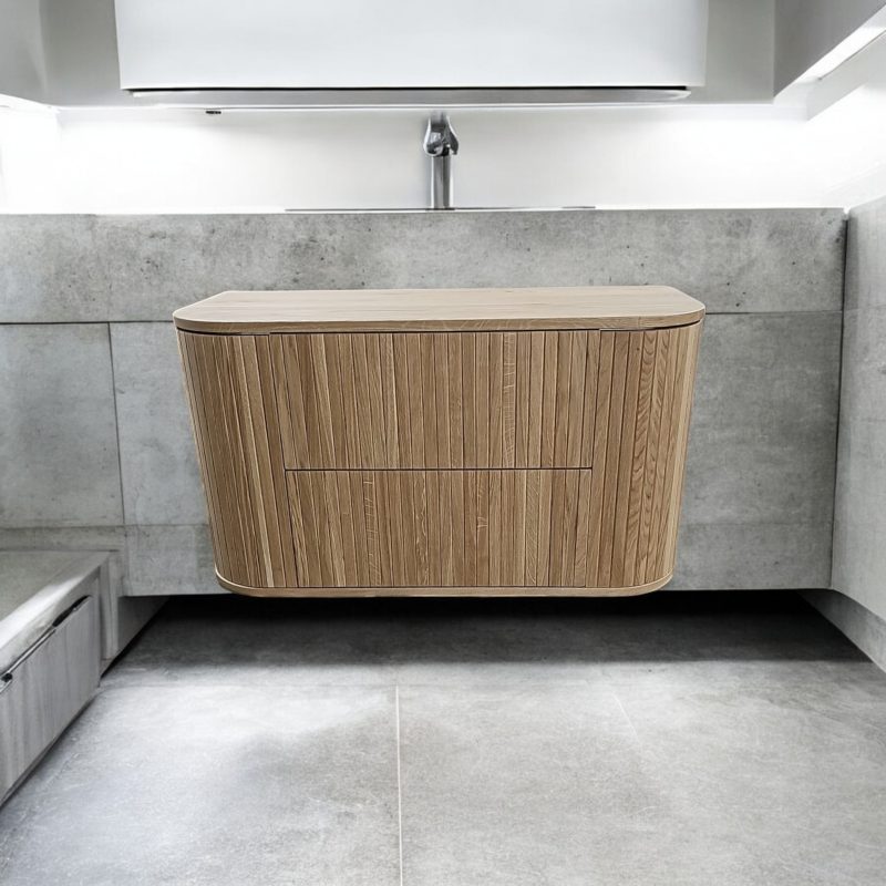 Hängend Waschtisch Waschtisch aus Holz, Waschtischschrank aus Eiche, Massivholzmöbel vom Schreiner, glamour, Boho, modern, Art Deco, echtes Holz, skandinavisch Design, Holz, massiv Holz, Eichenholz, Massmöbel, luxus möbel, moderne möbel, designermöbel, design möbel online shop, edle möbel, Exklusive Möbel, Echtholz, Echtholzmöbel, Waschtischunterschrank aus Eiche, Geriffelte Tür, Schrank mit abgerundeten Seiten, gebogene Seitenm, Badezimmerschrank mit geschwungenen Seiten, geriffelter Badezimmerschrank