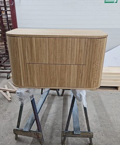 Hängend Waschtisch Waschtisch aus Holz, Waschtischschrank aus Eiche, Massivholzmöbel vom Schreiner, glamour, Boho, modern, Art Deco, echtes Holz, skandinavisch Design, Holz, massiv Holz, Eichenholz, Massmöbel, luxus möbel, moderne möbel, designermöbel, design möbel online shop, edle möbel, Exklusive Möbel, Echtholz, Echtholzmöbel, Waschtischunterschrank aus Eiche, Geriffelte Tür, Schrank mit abgerundeten Seiten, gebogene Seitenm, Badezimmerschrank mit geschwungenen Seiten, geriffelter Badezimmerschrank