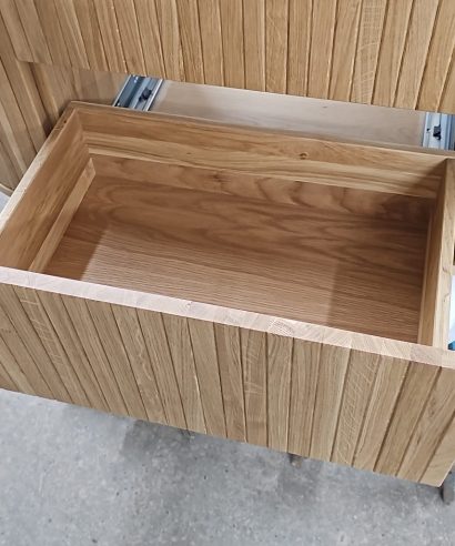 Hängend Waschtisch Waschtisch aus Holz, Waschtischschrank aus Eiche, Massivholzmöbel vom Schreiner, glamour, Boho, modern, Art Deco, echtes Holz, skandinavisch Design, Holz, massiv Holz, Eichenholz, Massmöbel, luxus möbel, moderne möbel, designermöbel, design möbel online shop, edle möbel, Exklusive Möbel, Echtholz, Echtholzmöbel, Waschtischunterschrank aus Eiche, Geriffelte Tür, Schrank mit abgerundeten Seiten, gebogene Seitenm, Badezimmerschrank mit geschwungenen Seiten, geriffelter Badezimmerschrank