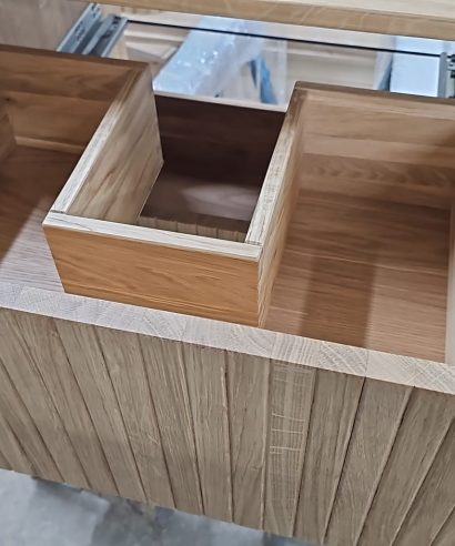 geriffelte Schubladen, geriffelte Fronten, Lamellenfronten, Badezimmerschrank mit Lamellen, Badezimmerschrank aus Konglomerat, Badezimmerschrank aus Stein und Holz, Hängend Waschtisch Waschtisch aus Holz, Waschtischschrank aus Eiche, Massivholzmöbel vom Schreiner, glamour, Boho, modern, Art Deco, echtes Holz, skandinavisch Design, Holz, massiv Holz, Eichenholz, Massmöbel, luxus möbel, moderne möbel, designermöbel, design möbel online shop, edle möbel, Exklusive Möbel, Echtholz, Echtholzmöbel, Waschtischunterschrank aus Eiche, Geriffelte Tür, Schrank mit abgerundeten Seiten, gebogene Seitenm, Badezimmerschrank mit geschwungenen Seiten, geriffelter Badezimmerschrank