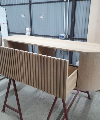 Hängend Waschtisch Waschtisch aus Holz, Waschtischschrank aus Eiche, Massivholzmöbel vom Schreiner, glamour, Boho, modern, Art Deco, echtes Holz, skandinavisch Design, Holz, massiv Holz, Eichenholz, Massmöbel, luxus möbel, moderne möbel, designermöbel, design möbel online shop, edle möbel, Exklusive Möbel, Echtholz, Echtholzmöbel, Waschtischunterschrank aus Eiche, Geriffelte Tür, Schrank mit abgerundeten Seiten, gebogene Seitenm, Badezimmerschrank mit geschwungenen Seiten, geriffelter Badezimmerschrank