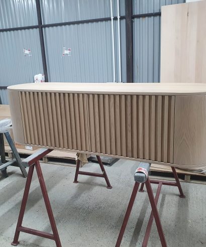 Hängend Waschtisch Waschtisch aus Holz, Waschtischschrank aus Eiche, Massivholzmöbel vom Schreiner, glamour, Boho, modern, Art Deco, echtes Holz, skandinavisch Design, Holz, massiv Holz, Eichenholz, Massmöbel, luxus möbel, moderne möbel, designermöbel, design möbel online shop, edle möbel, Exklusive Möbel, Echtholz, Echtholzmöbel, Waschtischunterschrank aus Eiche, Geriffelte Tür, Schrank mit abgerundeten Seiten, gebogene Seitenm, Badezimmerschrank mit geschwungenen Seiten, geriffelter Badezimmerschrank