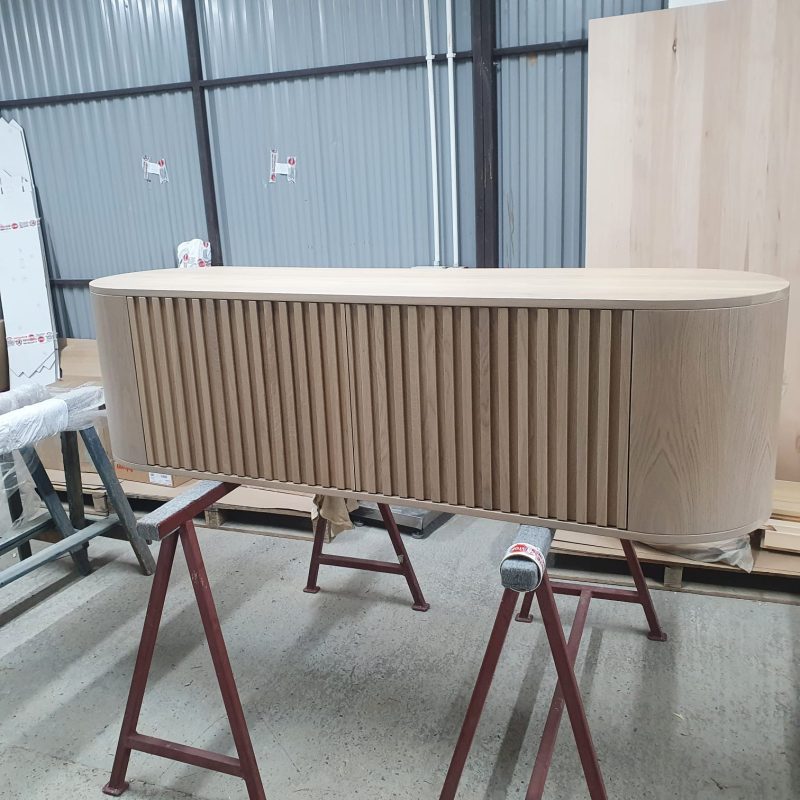 Hängend Waschtisch Waschtisch aus Holz, Waschtischschrank aus Eiche, Massivholzmöbel vom Schreiner, glamour, Boho, modern, Art Deco, echtes Holz, skandinavisch Design, Holz, massiv Holz, Eichenholz, Massmöbel, luxus möbel, moderne möbel, designermöbel, design möbel online shop, edle möbel, Exklusive Möbel, Echtholz, Echtholzmöbel, Waschtischunterschrank aus Eiche, Geriffelte Tür, Schrank mit abgerundeten Seiten, gebogene Seitenm, Badezimmerschrank mit geschwungenen Seiten, geriffelter Badezimmerschrank
