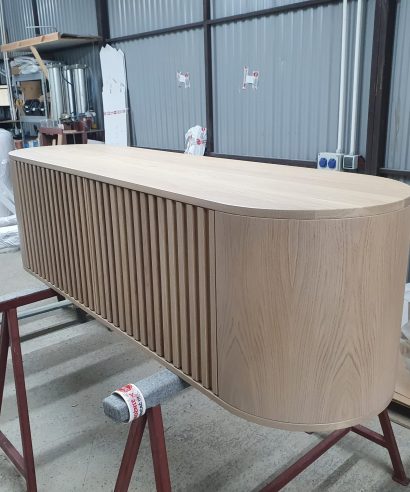 Hängend Waschtisch Waschtisch aus Holz, Waschtischschrank aus Eiche, Massivholzmöbel vom Schreiner, glamour, Boho, modern, Art Deco, echtes Holz, skandinavisch Design, Holz, massiv Holz, Eichenholz, Massmöbel, luxus möbel, moderne möbel, designermöbel, design möbel online shop, edle möbel, Exklusive Möbel, Echtholz, Echtholzmöbel, Waschtischunterschrank aus Eiche, Geriffelte Tür, Schrank mit abgerundeten Seiten, gebogene Seitenm, Badezimmerschrank mit geschwungenen Seiten, geriffelter Badezimmerschrank