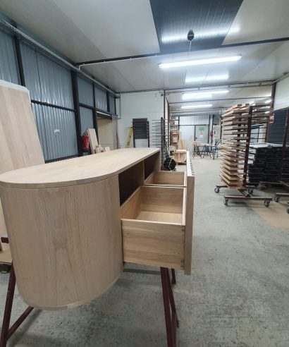 Hängend Waschtisch Waschtisch aus Holz, Waschtischschrank aus Eiche, Massivholzmöbel vom Schreiner, glamour, Boho, modern, Art Deco, echtes Holz, skandinavisch Design, Holz, massiv Holz, Eichenholz, Massmöbel, luxus möbel, moderne möbel, designermöbel, design möbel online shop, edle möbel, Exklusive Möbel, Echtholz, Echtholzmöbel, Waschtischunterschrank aus Eiche, Geriffelte Tür, Schrank mit abgerundeten Seiten, gebogene Seitenm, Badezimmerschrank mit geschwungenen Seiten, geriffelter Badezimmerschrank