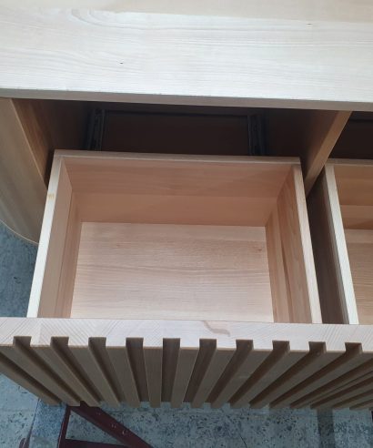 Hängend Waschtisch Waschtisch aus Holz, Waschtischschrank aus Eiche, Massivholzmöbel vom Schreiner, glamour, Boho, modern, Art Deco, echtes Holz, skandinavisch Design, Holz, massiv Holz, Eichenholz, Massmöbel, luxus möbel, moderne möbel, designermöbel, design möbel online shop, edle möbel, Exklusive Möbel, Echtholz, Echtholzmöbel, Waschtischunterschrank aus Eiche, Geriffelte Tür, Schrank mit abgerundeten Seiten, gebogene Seitenm, Badezimmerschrank mit geschwungenen Seiten, geriffelter Badezimmerschrank