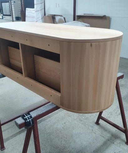 Hängend Waschtisch Waschtisch aus Holz, Waschtischschrank aus Eiche, Massivholzmöbel vom Schreiner, glamour, Boho, modern, Art Deco, echtes Holz, skandinavisch Design, Holz, massiv Holz, Eichenholz, Massmöbel, luxus möbel, moderne möbel, designermöbel, design möbel online shop, edle möbel, Exklusive Möbel, Echtholz, Echtholzmöbel, Waschtischunterschrank aus Eiche, Geriffelte Tür, Schrank mit abgerundeten Seiten, gebogene Seitenm, Badezimmerschrank mit geschwungenen Seiten, geriffelter Badezimmerschrank