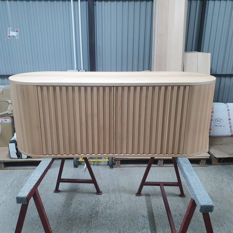 Hängend Waschtisch Waschtisch aus Holz, Waschtischschrank aus Eiche, Massivholzmöbel vom Schreiner, glamour, Boho, modern, Art Deco, echtes Holz, skandinavisch Design, Holz, massiv Holz, Eichenholz, Massmöbel, luxus möbel, moderne möbel, designermöbel, design möbel online shop, edle möbel, Exklusive Möbel, Echtholz, Echtholzmöbel, Waschtischunterschrank aus Eiche, Geriffelte Tür, Schrank mit abgerundeten Seiten, gebogene Seitenm, Badezimmerschrank mit geschwungenen Seiten, geriffelter Badezimmerschrank