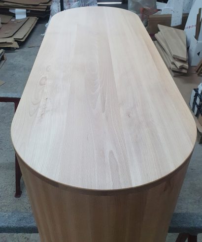 Hängend Waschtisch Waschtisch aus Holz, Waschtischschrank aus Eiche, Massivholzmöbel vom Schreiner, glamour, Boho, modern, Art Deco, echtes Holz, skandinavisch Design, Holz, massiv Holz, Eichenholz, Massmöbel, luxus möbel, moderne möbel, designermöbel, design möbel online shop, edle möbel, Exklusive Möbel, Echtholz, Echtholzmöbel, Waschtischunterschrank aus Eiche, Geriffelte Tür, Schrank mit abgerundeten Seiten, gebogene Seitenm, Badezimmerschrank mit geschwungenen Seiten, geriffelter Badezimmerschrank