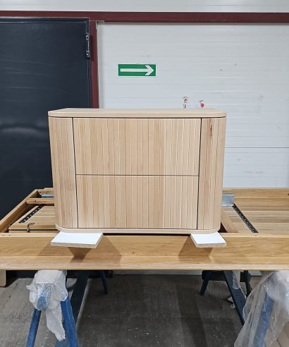 Hängend Waschtisch Waschtisch aus Holz, Waschtischschrank aus Eiche, Massivholzmöbel vom Schreiner, glamour, Boho, modern, Art Deco, echtes Holz, skandinavisch Design, Holz, massiv Holz, Eichenholz, Massmöbel, luxus möbel, moderne möbel, designermöbel, design möbel online shop, edle möbel, Exklusive Möbel, Echtholz, Echtholzmöbel, Waschtischunterschrank aus Eiche, Geriffelte Tür, Schrank mit abgerundeten Seiten, gebogene Seitenm, Badezimmerschrank mit geschwungenen Seiten, geriffelter Badezimmerschrank