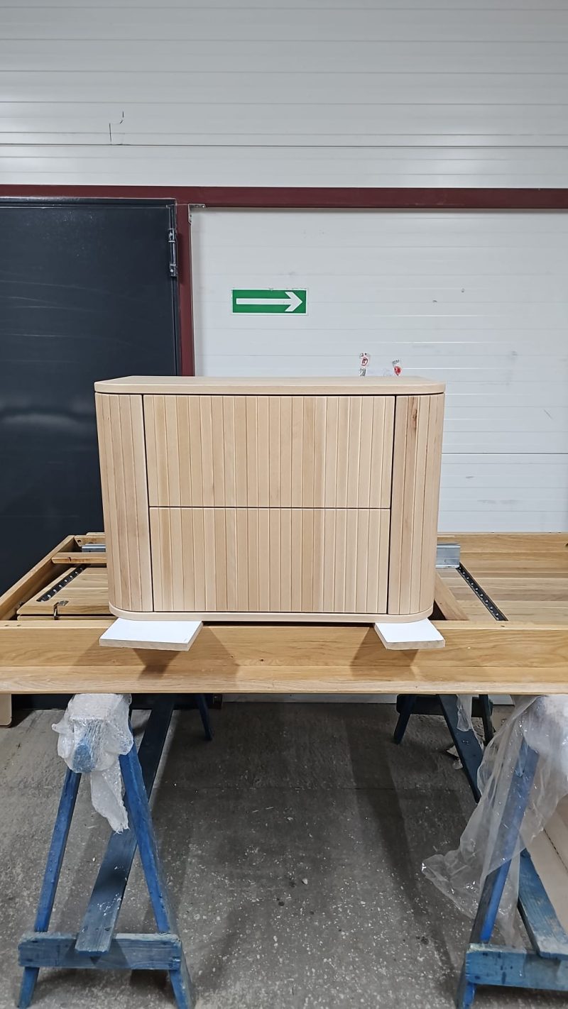 Hängend Waschtisch Waschtisch aus Holz, Waschtischschrank aus Eiche, Massivholzmöbel vom Schreiner, glamour, Boho, modern, Art Deco, echtes Holz, skandinavisch Design, Holz, massiv Holz, Eichenholz, Massmöbel, luxus möbel, moderne möbel, designermöbel, design möbel online shop, edle möbel, Exklusive Möbel, Echtholz, Echtholzmöbel, Waschtischunterschrank aus Eiche, Geriffelte Tür, Schrank mit abgerundeten Seiten, gebogene Seitenm, Badezimmerschrank mit geschwungenen Seiten, geriffelter Badezimmerschrank