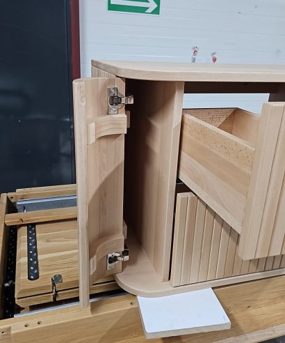 Hängend Waschtisch Waschtisch aus Holz, Waschtischschrank aus Eiche, Massivholzmöbel vom Schreiner, glamour, Boho, modern, Art Deco, echtes Holz, skandinavisch Design, Holz, massiv Holz, Eichenholz, Massmöbel, luxus möbel, moderne möbel, designermöbel, design möbel online shop, edle möbel, Exklusive Möbel, Echtholz, Echtholzmöbel, Waschtischunterschrank aus Eiche, Geriffelte Tür, Schrank mit abgerundeten Seiten, gebogene Seitenm, Badezimmerschrank mit geschwungenen Seiten, geriffelter Badezimmerschrank
