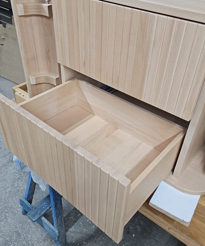 Hängend Waschtisch Waschtisch aus Holz, Waschtischschrank aus Eiche, Massivholzmöbel vom Schreiner, glamour, Boho, modern, Art Deco, echtes Holz, skandinavisch Design, Holz, massiv Holz, Eichenholz, Massmöbel, luxus möbel, moderne möbel, designermöbel, design möbel online shop, edle möbel, Exklusive Möbel, Echtholz, Echtholzmöbel, Waschtischunterschrank aus Eiche, Geriffelte Tür, Schrank mit abgerundeten Seiten, gebogene Seitenm, Badezimmerschrank mit geschwungenen Seiten, geriffelter Badezimmerschrank