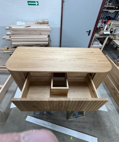 Hängend Waschtisch Waschtisch aus Holz, Waschtischschrank aus Eiche, Massivholzmöbel vom Schreiner, glamour, Boho, modern, Art Deco, echtes Holz, skandinavisch Design, Holz, massiv Holz, Eichenholz, Massmöbel, luxus möbel, moderne möbel, designermöbel, design möbel online shop, edle möbel, Exklusive Möbel, Echtholz, Echtholzmöbel, Waschtischunterschrank aus Eiche, Geriffelte Tür, Schrank mit abgerundeten Seiten, gebogene Seitenm, Badezimmerschrank mit geschwungenen Seiten, geriffelter Badezimmerschrank
