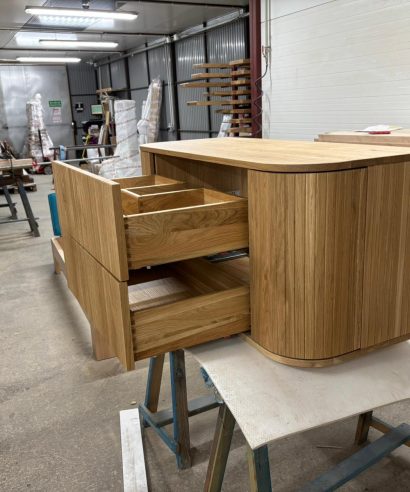 Hängend Waschtisch Waschtisch aus Holz, Waschtischschrank aus Eiche, Massivholzmöbel vom Schreiner, glamour, Boho, modern, Art Deco, echtes Holz, skandinavisch Design, Holz, massiv Holz, Eichenholz, Massmöbel, luxus möbel, moderne möbel, designermöbel, design möbel online shop, edle möbel, Exklusive Möbel, Echtholz, Echtholzmöbel, Waschtischunterschrank aus Eiche, Geriffelte Tür, Schrank mit abgerundeten Seiten, gebogene Seitenm, Badezimmerschrank mit geschwungenen Seiten, geriffelter Badezimmerschrank