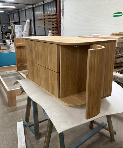 Hängend Waschtisch Waschtisch aus Holz, Waschtischschrank aus Eiche, Massivholzmöbel vom Schreiner, glamour, Boho, modern, Art Deco, echtes Holz, skandinavisch Design, Holz, massiv Holz, Eichenholz, Massmöbel, luxus möbel, moderne möbel, designermöbel, design möbel online shop, edle möbel, Exklusive Möbel, Echtholz, Echtholzmöbel, Waschtischunterschrank aus Eiche, Geriffelte Tür, Schrank mit abgerundeten Seiten, gebogene Seitenm, Badezimmerschrank mit geschwungenen Seiten, geriffelter Badezimmerschrank