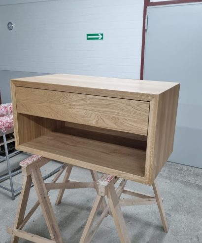 Hängend Waschtisch aus Holz, Waschtischschrank aus Eiche, Massivholzmöbel vom Schreiner, Kooperation Massivholzmöbel, glamour, Boho, modern, Art Deco, Esstisch, echtes Holz, Tisch, Holztisch, skandinavisch Design, skandinavisch Tisch, Holz, massiv Holz, Eichenholz, Holzplatte, Tischplatte, Schreibtisch, Massmöbel, luxus möbel, moderne möbel, designermöbel, design möbel online shop, edle möbel, exklusive Esstische, Exklusive Möbel, Echtholz, Echtholzmöbel, Esstisch aus Holz, Tisch aus Holz, Hängend Waschtisch aus Eiche